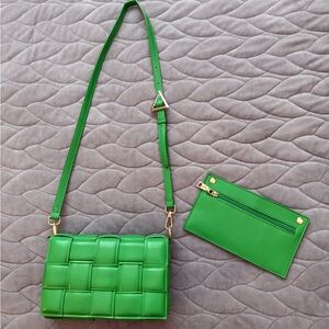 Beautiful green woven crossbody bag.